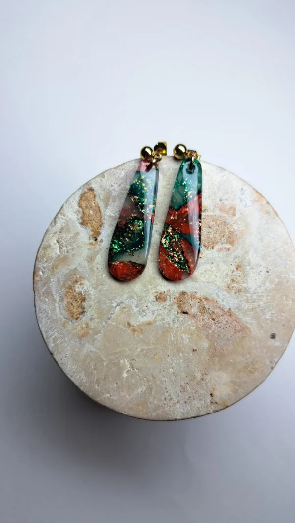 20250706_230325 Czerwono zielono złote wiszące kolczyki krople na sztyftach