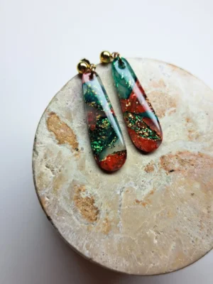 20250706_230353 Czerwono zielono złote wiszące kolczyki krople na sztyftach