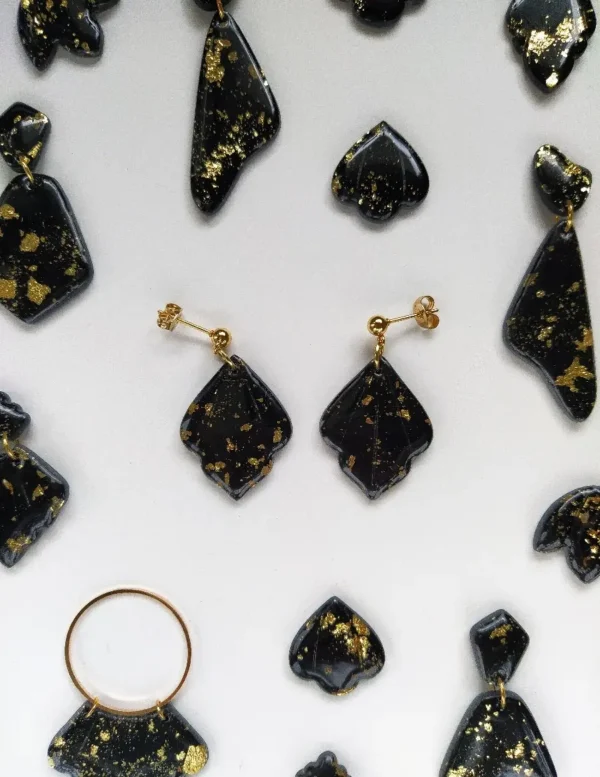 kolczyki-masa-plastyczna-czarne-wiszace-kolczyki-sztyfty-ze-zlota-folia-12593764_12042381 Czarne eleganckie kolczyki sztyfty ze złoceniami