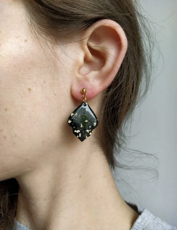 kolczyki-masa-plastyczna-czarne-wiszace-kolczyki-sztyfty-ze-zlota-folia-12593764_61066657 Czarne eleganckie kolczyki sztyfty ze złoceniami