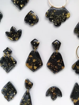 Czarne eleganckie wiszące kolczyki ze złoceniami