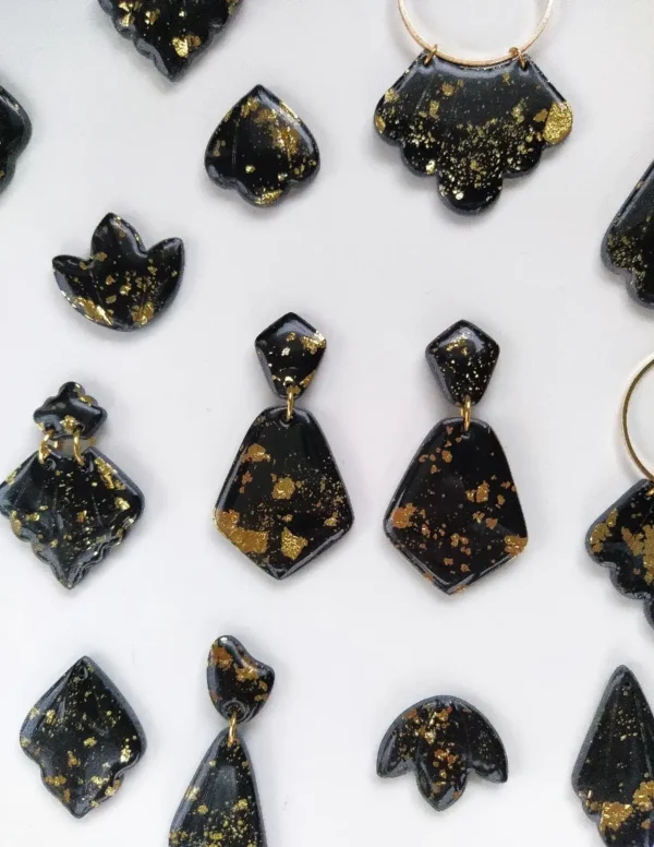 masa-plastyczna-12593764_26773922 Czarne eleganckie wiszące kolczyki ze złoceniami