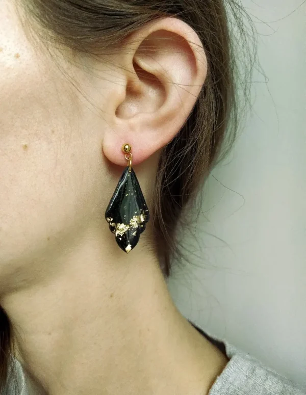 masa-plastyczna-12593764_295444 Czarne eleganckie wiszące kolczyki ze złoceniami