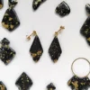 masa-plastyczna-12593764_32077093 Czarne eleganckie wiszące kolczyki ze złoceniami