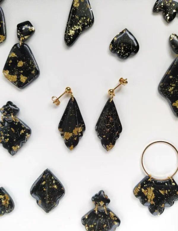 masa-plastyczna-12593764_32077093 Czarne eleganckie wiszące kolczyki ze złoceniami