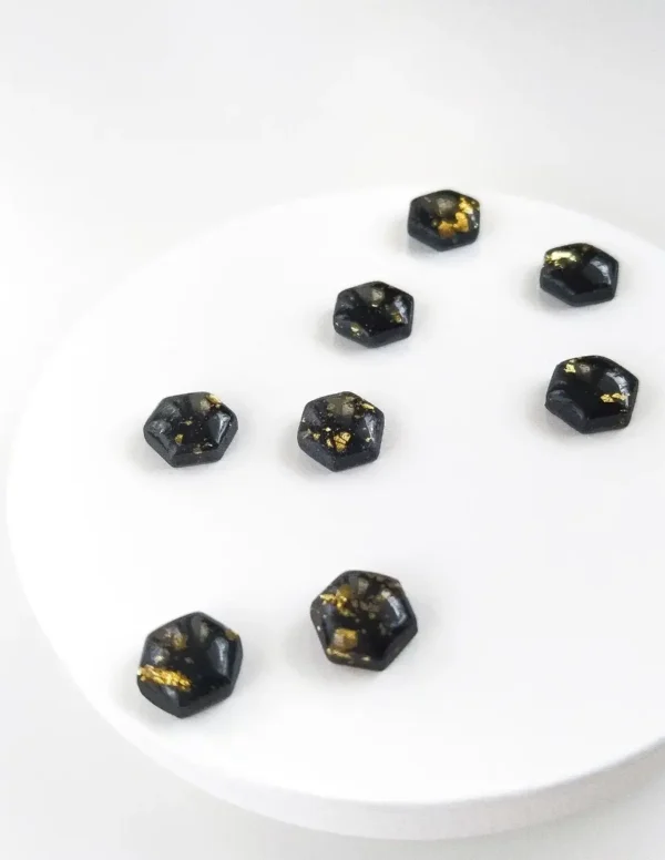 masa-plastyczna-12593764_45992387(1) Czarne eleganckie kolczyki sztyfty ze złoceniami