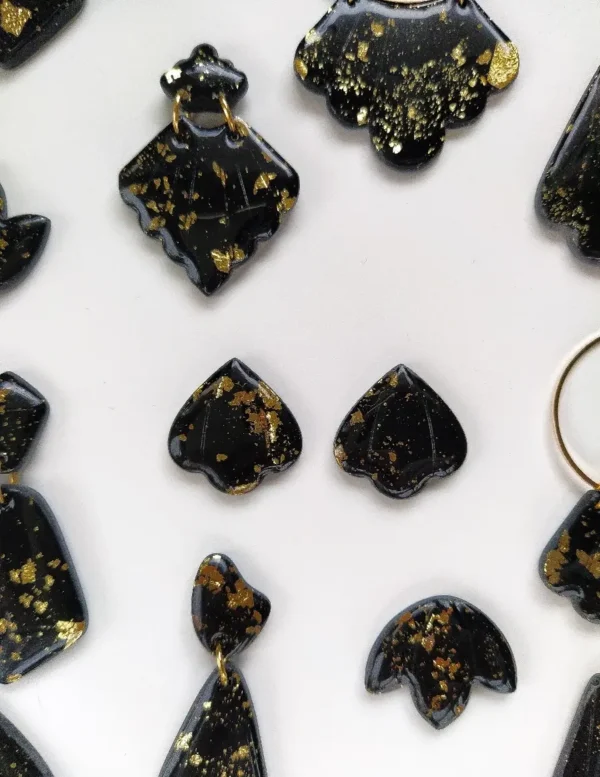 masa-plastyczna-12593764_52285723 Czarne eleganckie kolczyki sztyfty ze złoceniami