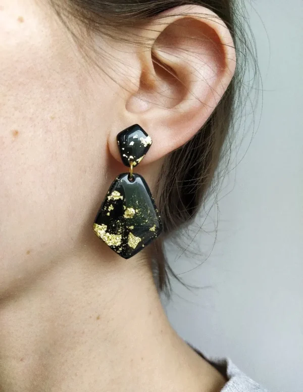 masa-plastyczna-12593764_58728379 Czarne eleganckie wiszące kolczyki ze złoceniami