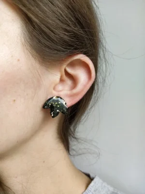 Czarne eleganckie kolczyki sztyfty ze złoceniami