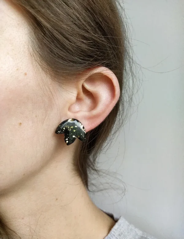 masa-plastyczna-12593764_70125473 Czarne eleganckie kolczyki sztyfty ze złoceniami