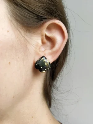 Czarne eleganckie kolczyki sztyfty ze złoceniami