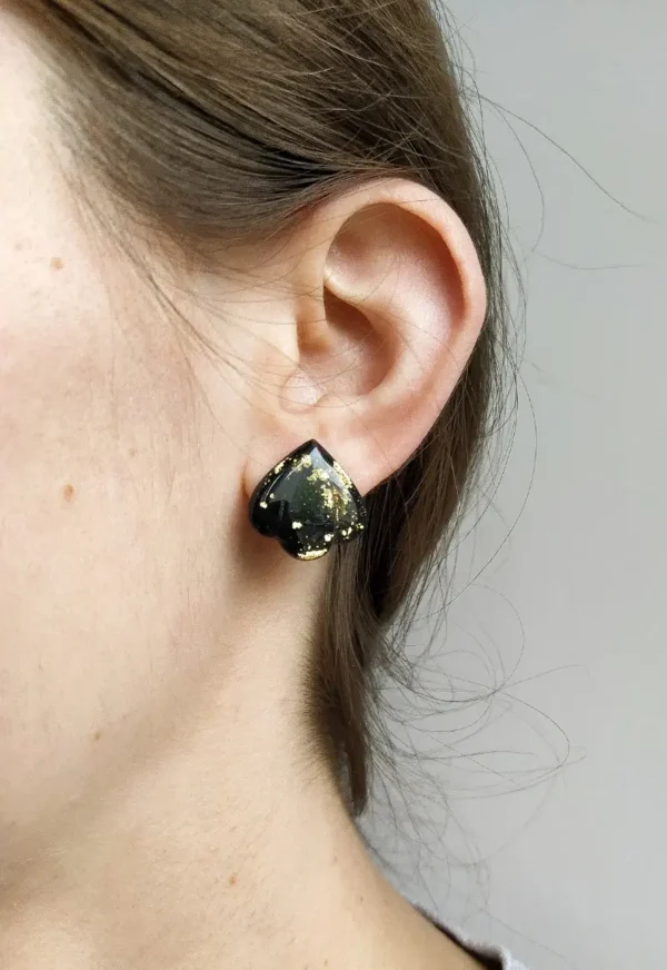 masa-plastyczna-12593764_7266907 Czarne eleganckie kolczyki sztyfty ze złoceniami