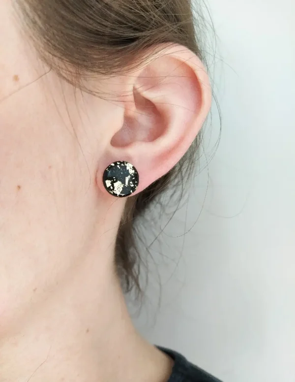 masa-plastyczna-12593764_82784448 Czarne eleganckie kolczyki sztyfty ze złoceniami