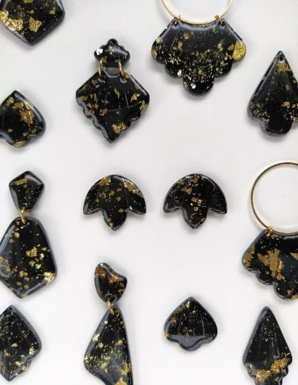 masa-plastyczna-12593764_96442622 Czarne eleganckie kolczyki sztyfty ze złoceniami