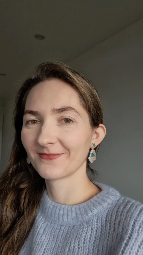 Niebiesko różowe z dodatkiem złota kolczyki sztyfty