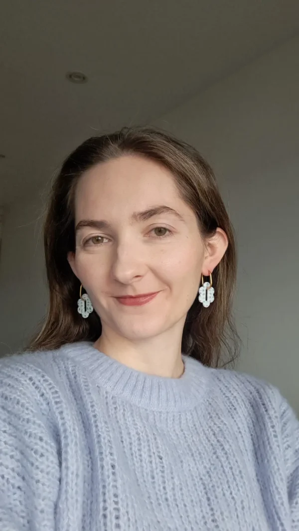 Białe z dodatkami zieleni i różu kolczyki sztyfty