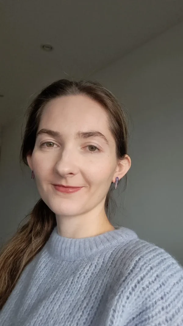 Fioletowe z drobinkami złota kolczyki sztyfty