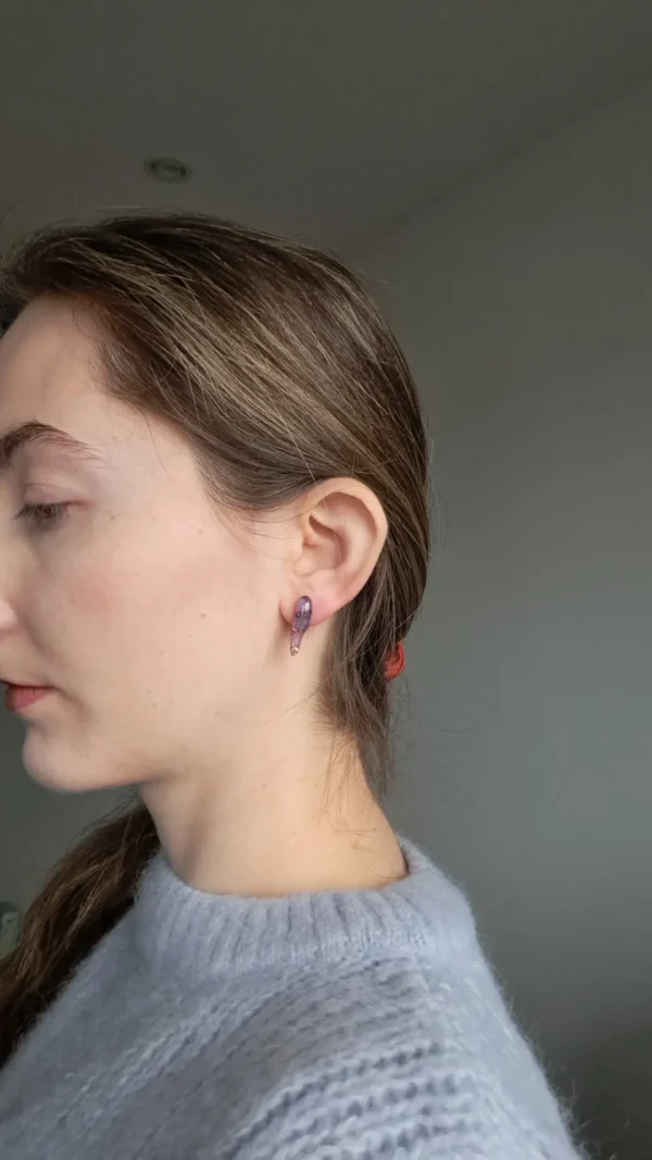 Fioletowe z drobinkami złota kolczyki sztyfty