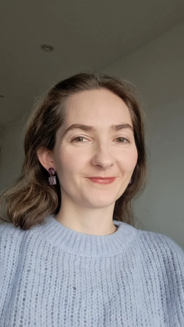 IMG_20251121_125343 Geometryczne różowo fioletowe z dodatkiem złota kolczyki sztyfty