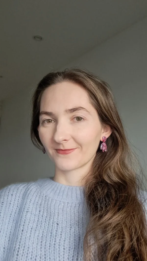 Różowo fioletowe z dodatkiem złota kolczyki sztyfty