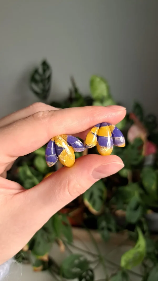 Fioletowo zółte kolczyki sztyfty