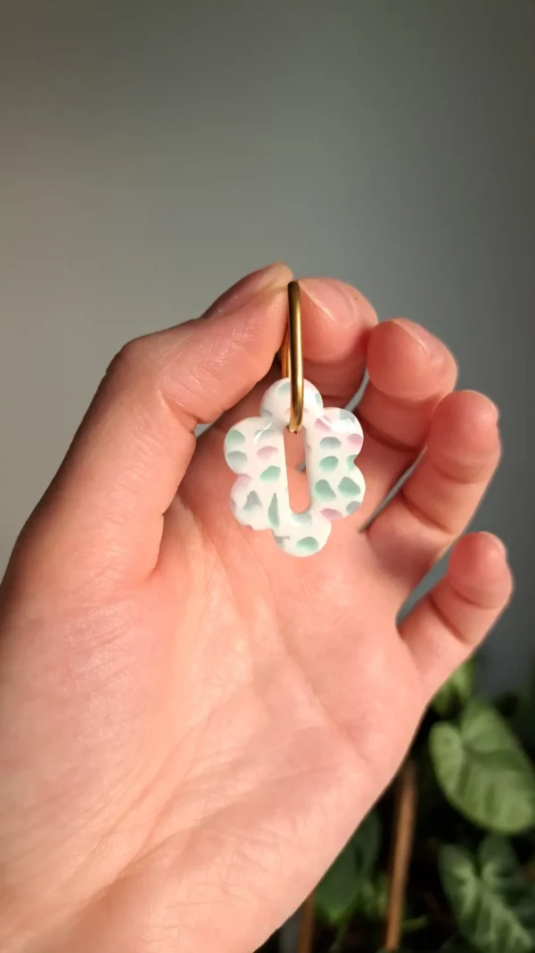 Białe z dodatkami zieleni i różu kolczyki sztyfty