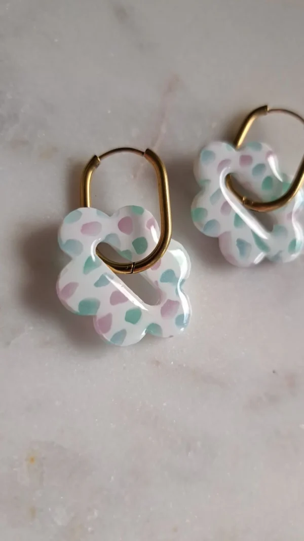 Białe z dodatkami zieleni i różu kolczyki sztyfty