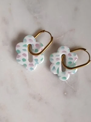 IMG_20251122_141637 Białe z dodatkami zieleni i różu kolczyki sztyfty