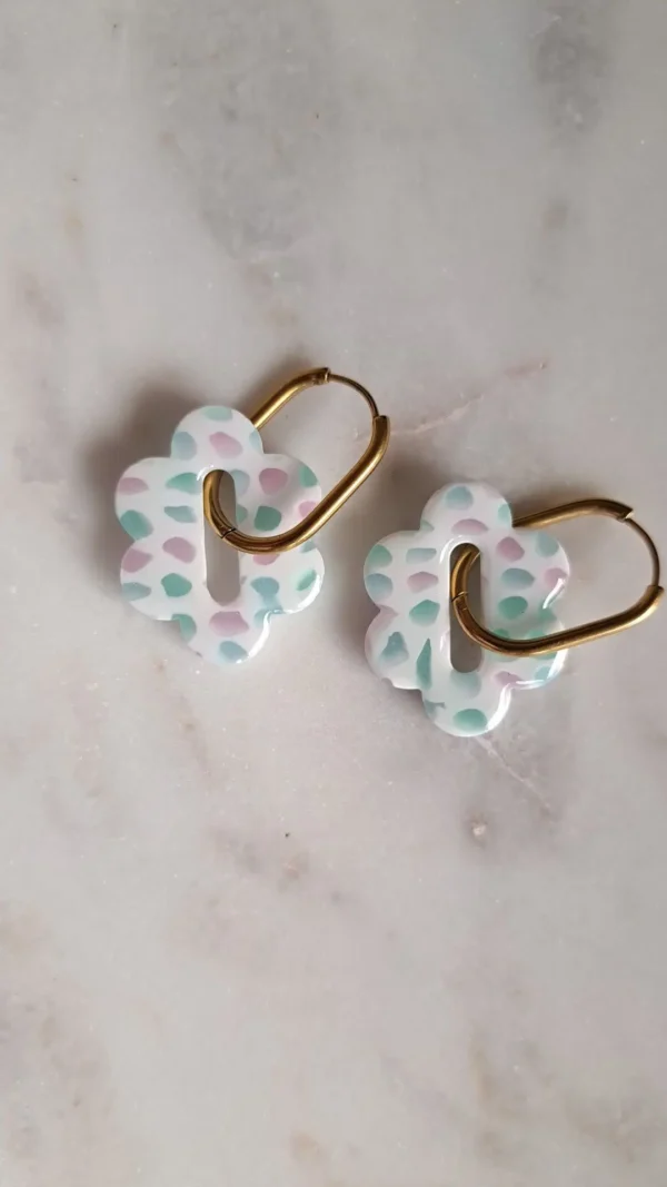 Białe z dodatkami zieleni i różu kolczyki sztyfty