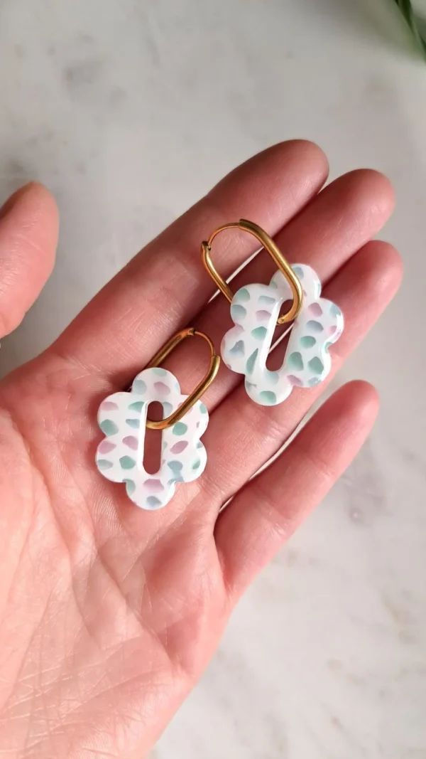 Białe z dodatkami zieleni i różu kolczyki sztyfty