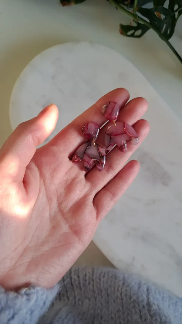 Różowo fioletowe z dodatkiem złota kolczyki sztyfty