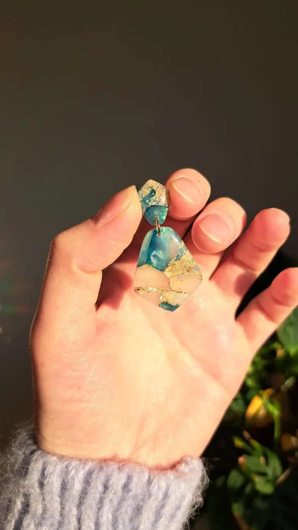 Niebiesko różowe z dodatkiem złota kolczyki sztyfty