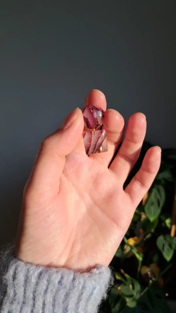 IMG_20251122_143953 Geometryczne różowo fioletowe z dodatkiem złota kolczyki sztyfty