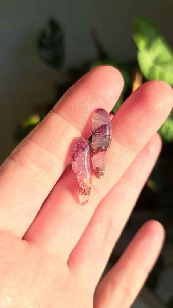 Fioletowe z drobinkami złota kolczyki sztyfty