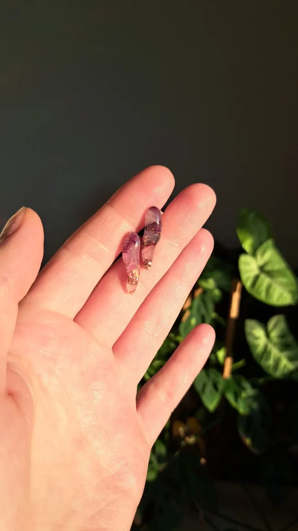 Fioletowe z drobinkami złota kolczyki sztyfty