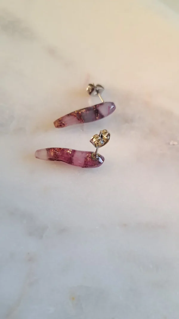 Fioletowe z drobinkami złota kolczyki sztyfty