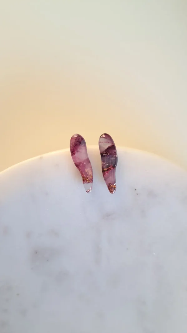 Fioletowe z drobinkami złota kolczyki sztyfty