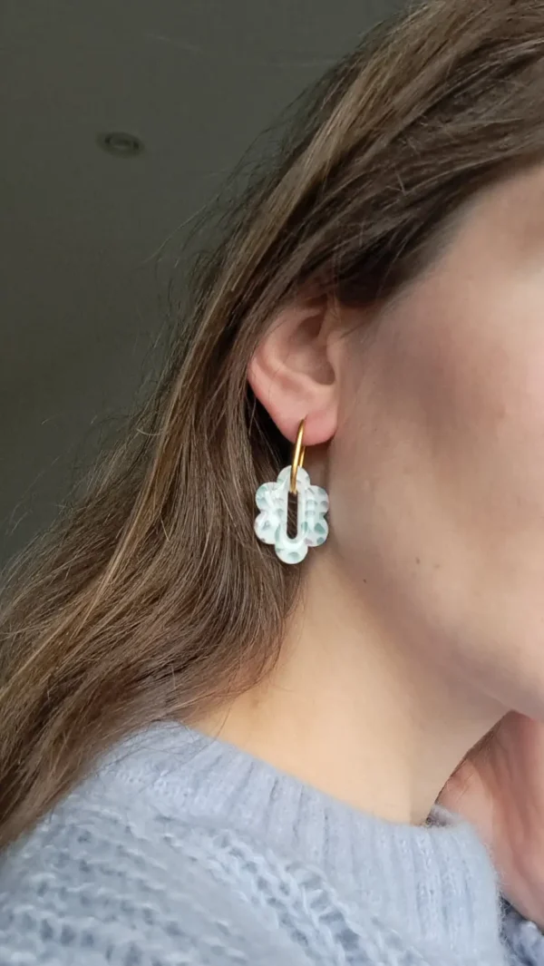 Białe z dodatkami zieleni i różu kolczyki sztyfty