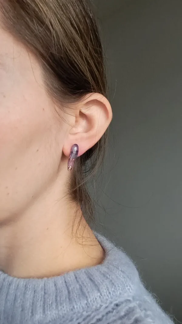 Fioletowe z drobinkami złota kolczyki sztyfty