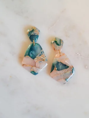 PSX_20251124_171930 Niebiesko różowe z dodatkiem złota kolczyki sztyfty